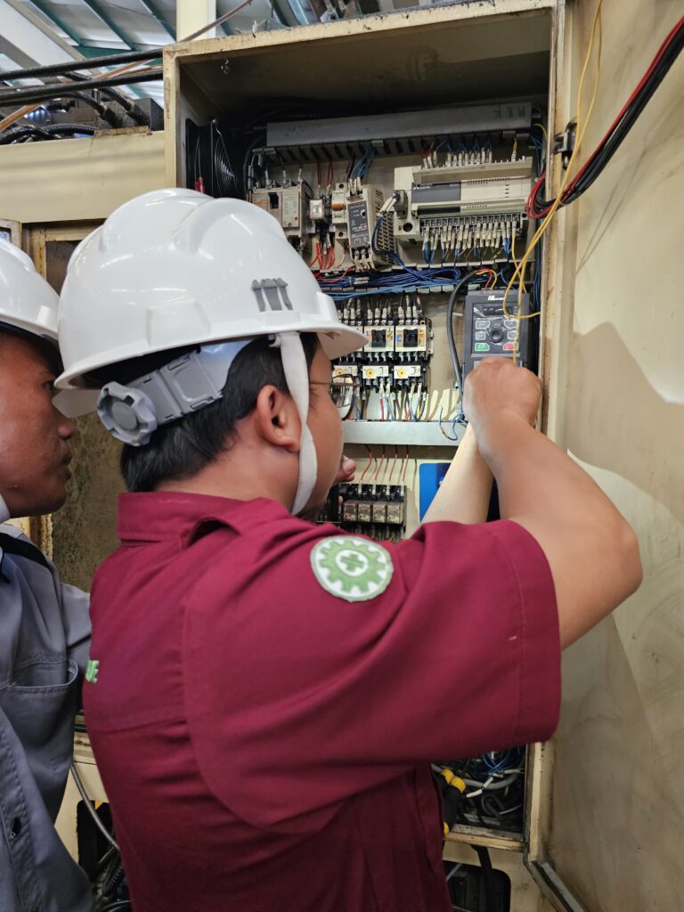 Proses pemasangan Inverter Easydrive untuk kebutuhan industri otomasi